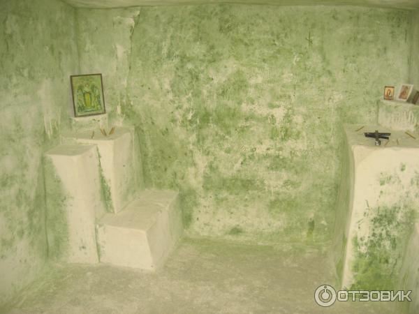 пещерная келья для вознесения молитв и уединения. Зеленое на стенах это водоросли, а не плесень!