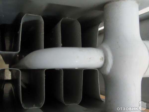 Скрытая трубка для подвода воды к радиатору.