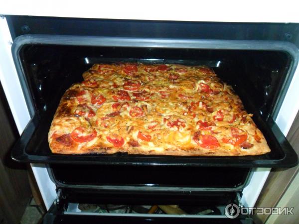 приготовленная пицца в духовке