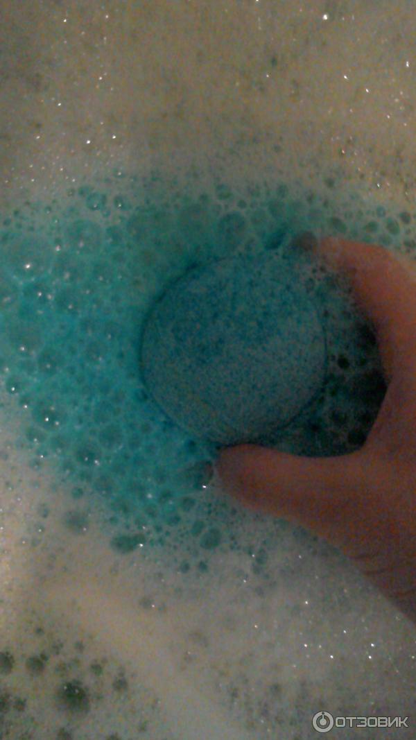 Можно купаться с бомбочками. Бомбочки для ванны. Водные бомбочки для ванной. Бомбочки для ванны голубые. Бомбочка для ванны в ванной.