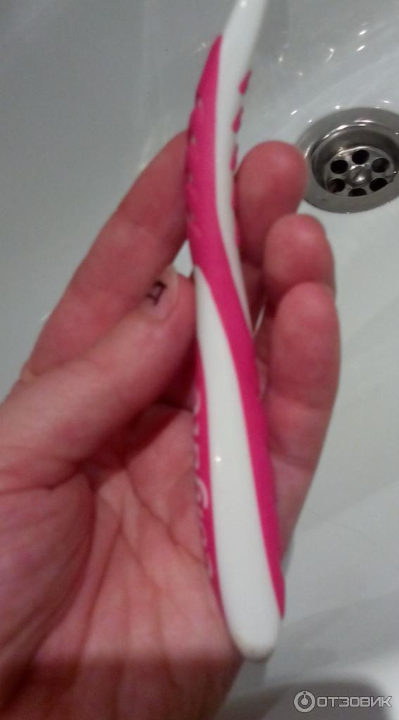 Малышка мастурбирует зубной щеткой ирригатор в работе