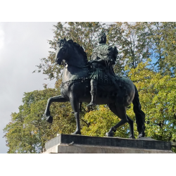 Памятник петру 1 сидит в кресле