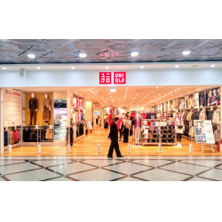 Японская сеть магазинов одежды Uniqlo временно приостанавливает  деятельность в России  Forbes Life