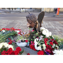 Памятник ангела в петербурге на скамейке