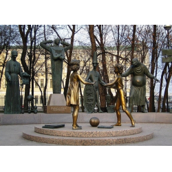 Дети жертвы пороков взрослых, скульптурная композиция в Болотном сквере